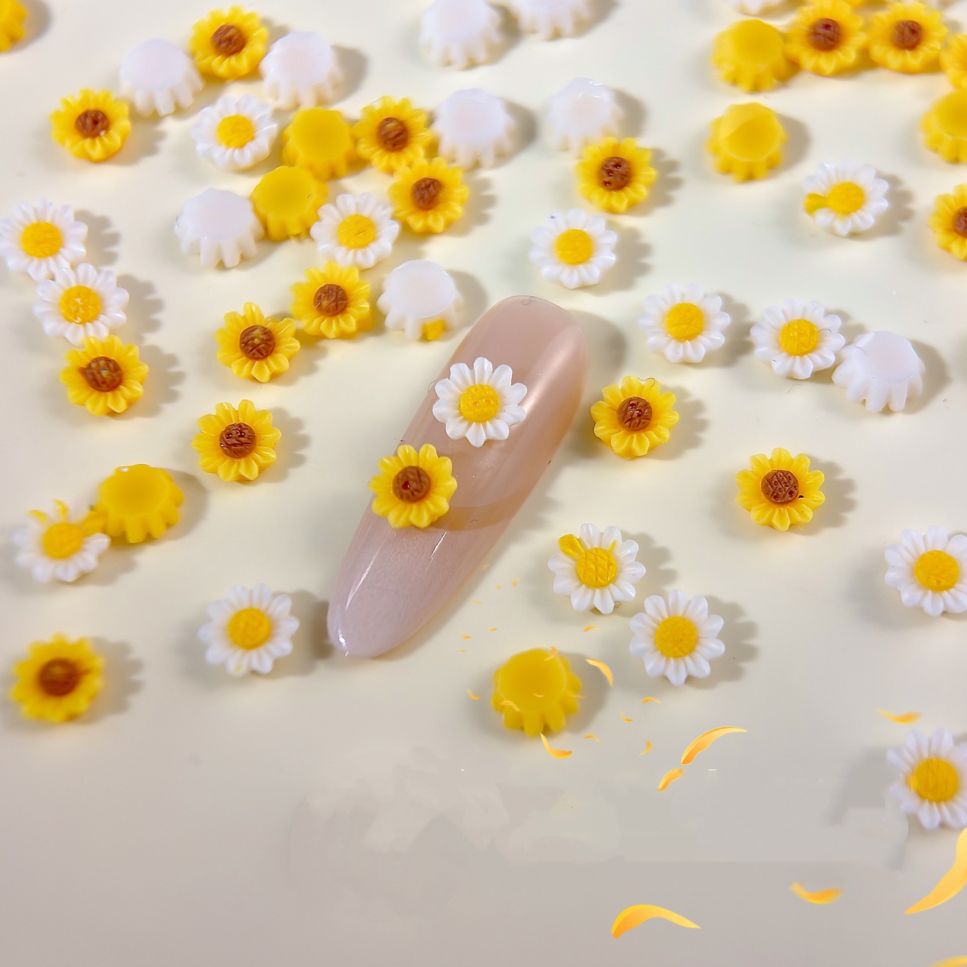 Art Craft Yellow Springs - ชาร์มตกแต่งเล็บรูปดอกเดซี่ขนาดเล็ก 50 ชิ้น ทำจากเรซิ่น สมจริง สีเหลือง